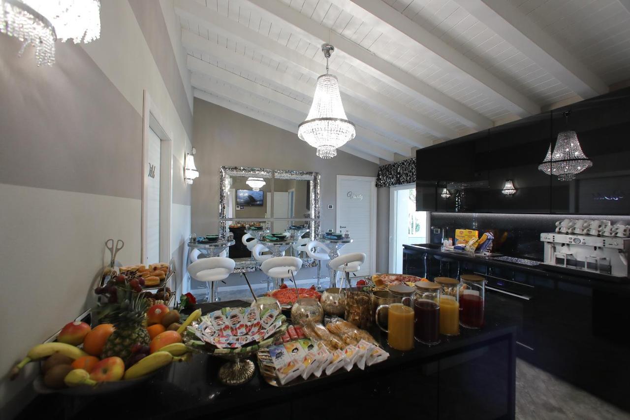 דסנזאנו דל גארדה B&B Bellavista Exclusive In Zona Centrale Con Piscina Riscaldata E Jacuzzi Vista Lago מראה חיצוני תמונה